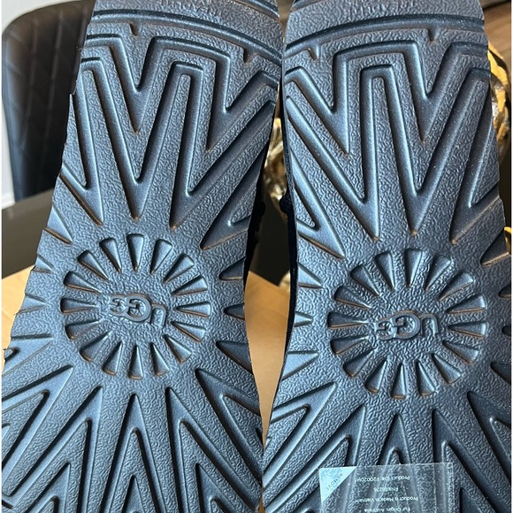 UGG Classic Short II Croc - Picture 3 of 7